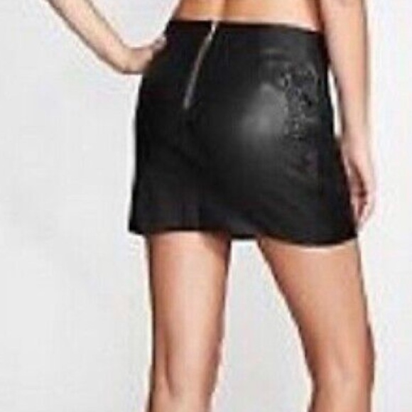 Guess Faux Leather Embossed Mini Skirt Size 8 - Picture 2 of 3